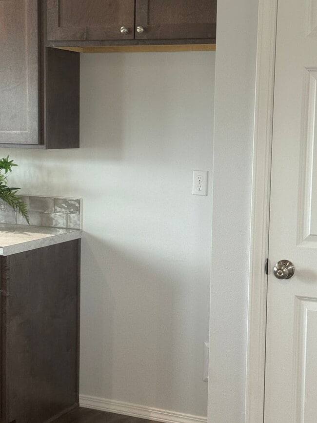 Building Photo - 2005 Ledwich Ave