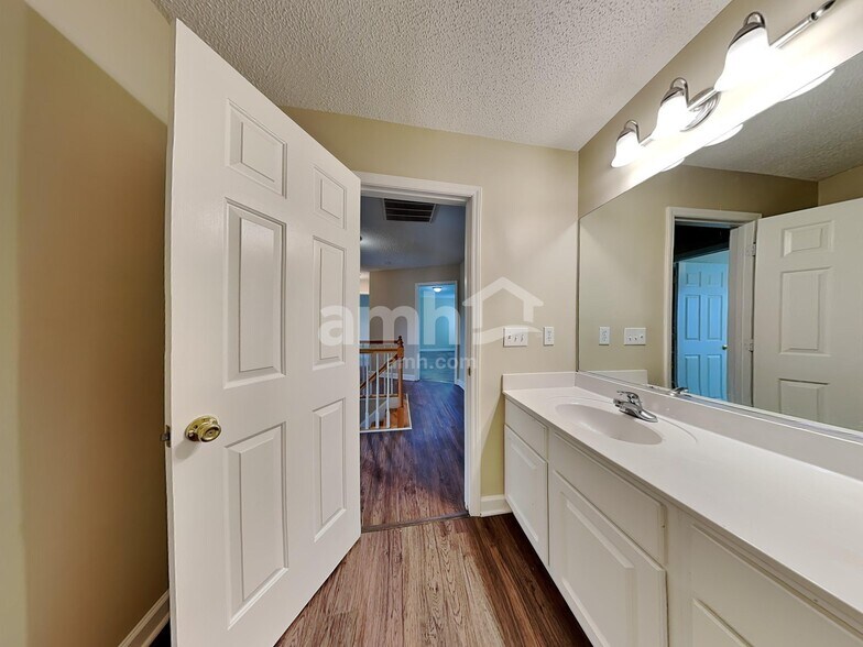 Building Photo - 401 Tar Heel Ln