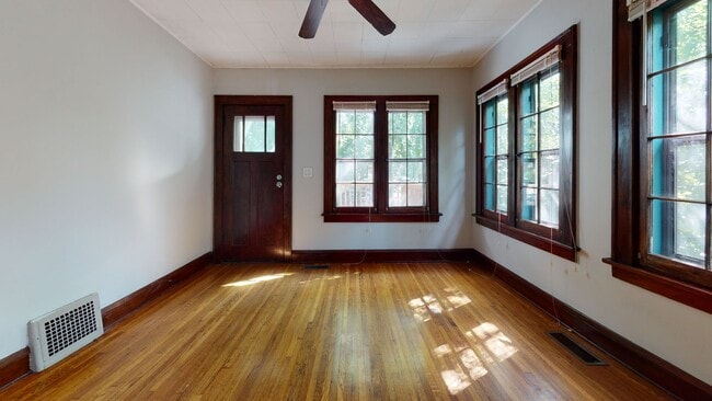 Building Photo - 4 bed 2 bath house !