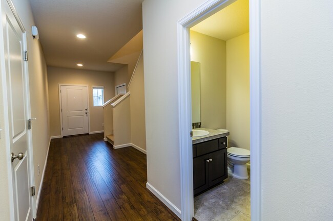Building Photo - Move In Ready - 5 bedroom 3 Bath Townhome ...