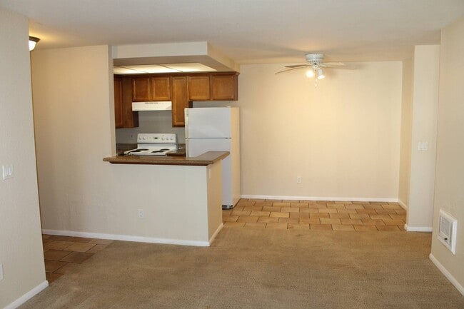 Building Photo - Charming 2BR/1BA Condo – Resort-Style Amenities!