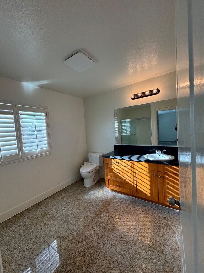 Building Photo - 13358 Ramona Blvd