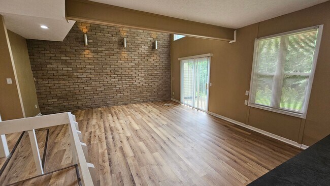 Building Photo - 557-559 Bailey Drive