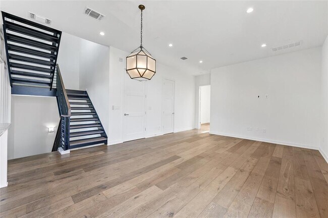 Building Photo - 2518 Sutherland St