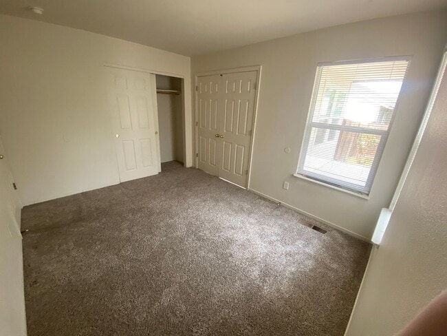 Building Photo - Charming 3 Bedroom