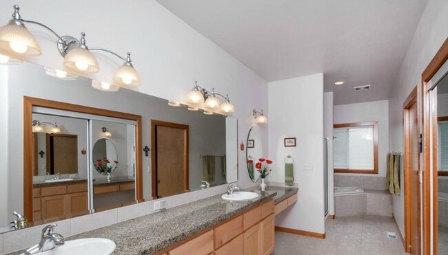 Building Photo - Beautiful 4 Bedroom Home