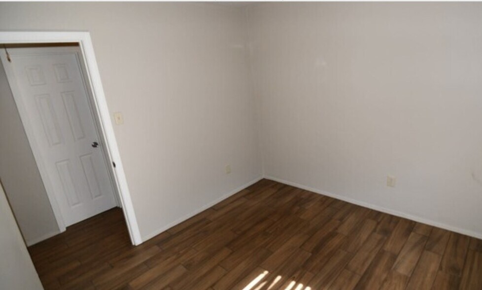 Building Photo - 4587 Yvonne Dr