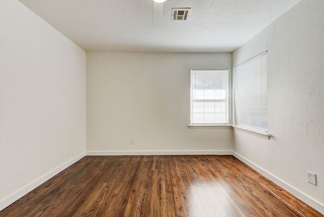 Building Photo - Fully Renovated 4 Bed, 2 Bath Near Campus!