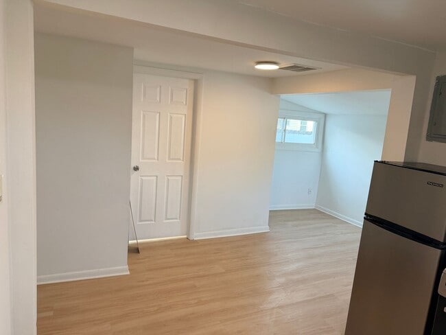 Building Photo - 1926 Shore Rd