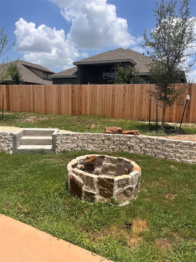 Building Photo - 120 Sawtooth Dr