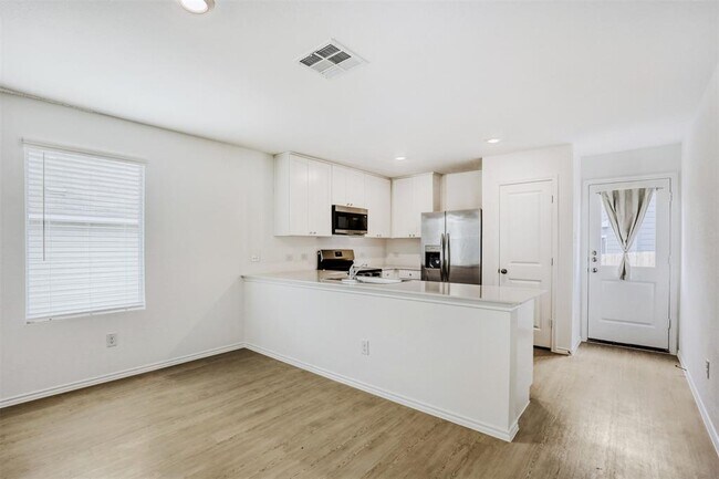 Building Photo - 206 Kings Row Ln