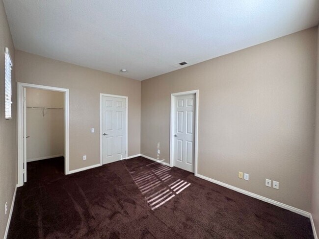 Building Photo - FOR LEASE: Stunning expansive 3 Bedroom Re...