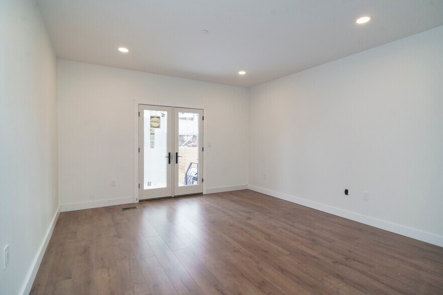 living room w/doors to patio - 1919 N 5th St