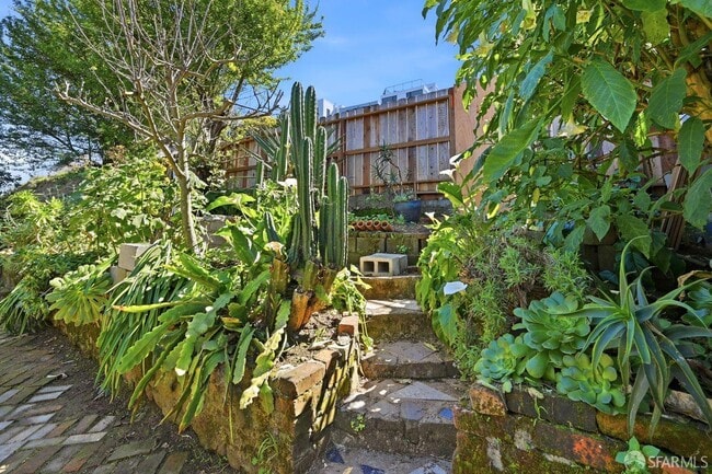 Building Photo - 1529 Hampshire St