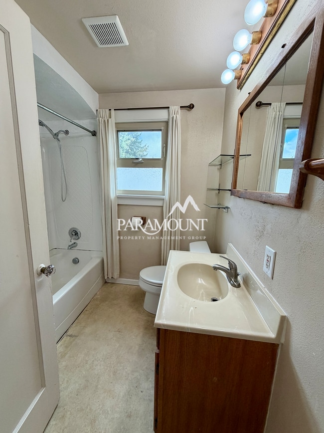 Building Photo - 3 Bedroom with Detached Garage and Office!