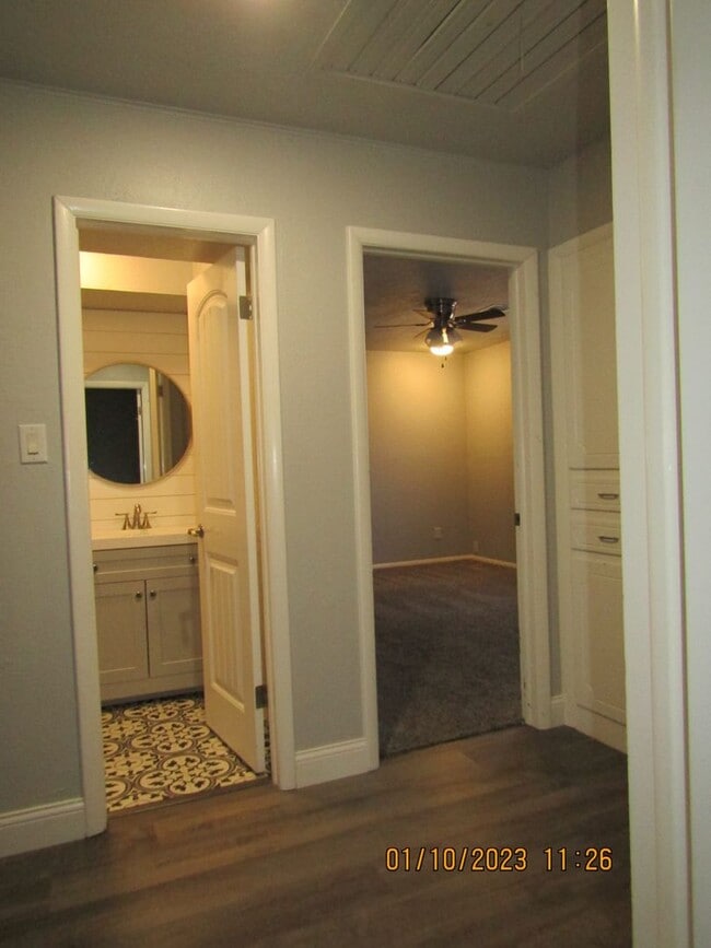Building Photo - Great home located on the eastside, walking distance to MacArthur Schools.