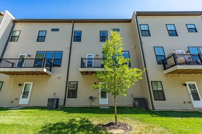 Building Photo - Modern 3 BR Townhome in Village of Towne Square Includes Trash, Cable/internet and Landscaping!