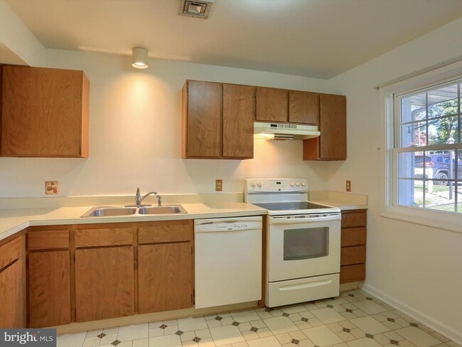 Building Photo - 1068 W Foxcroft Dr