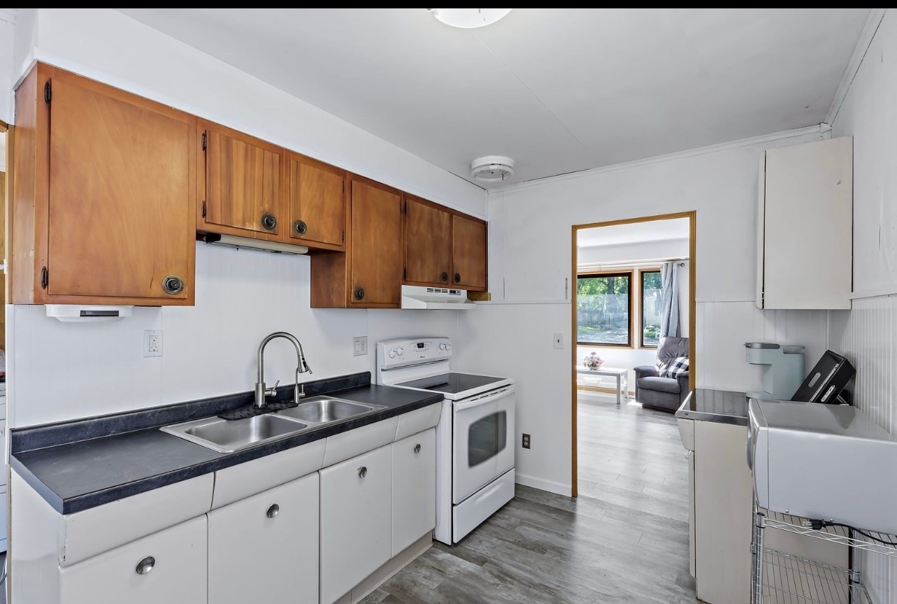 Building Photo - 329 W River St