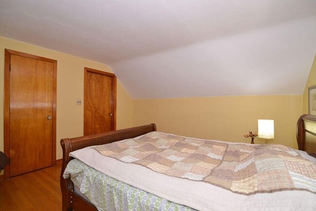 Building Photo - Cozy  3 Bedroom Single Family Home