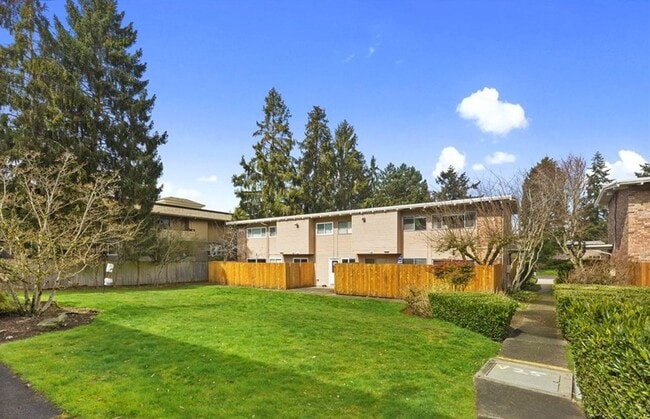 Building Photo - 3 Bed, 1.5 Bath, Remodeled Townhome is Ava...