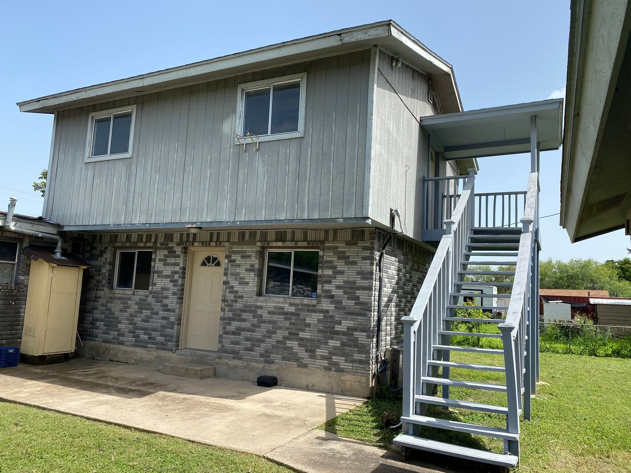 Building Photo - 985 N Iowa Ave