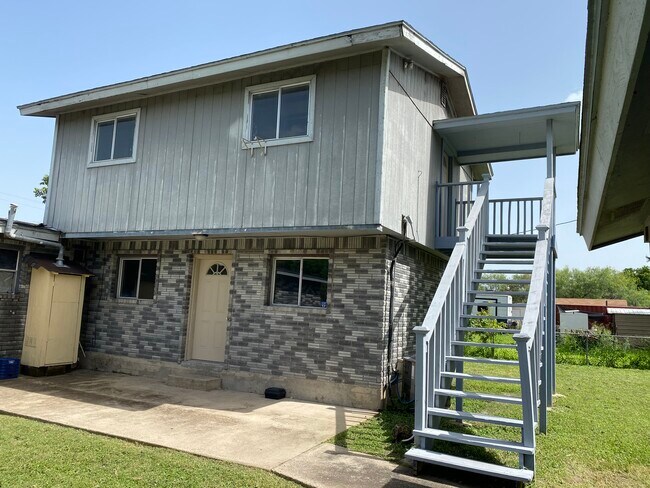 Building Photo - 985 N Iowa Ave