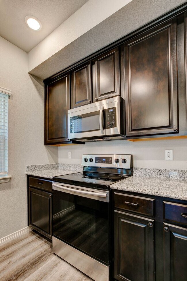 Building Photo - 884 Winding Brk Dr