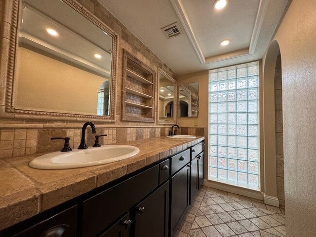 Building Photo - Modern Living Meets Outdoor Luxury in North Phoenix