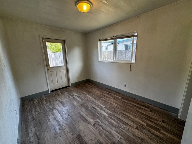 Building Photo - Spacious 2 Bed 1 Bath Home!