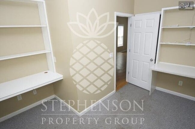 Building Photo - college students welcome