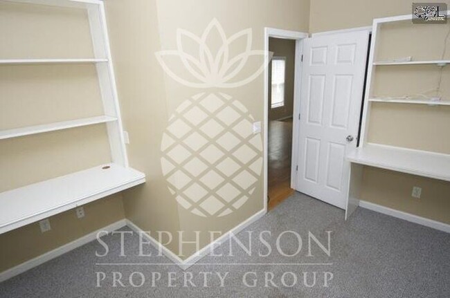 Building Photo - Student friendly rental