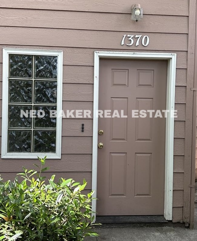 Building Photo - 2Bd/2Ba Two-Story Home - Available Soon!