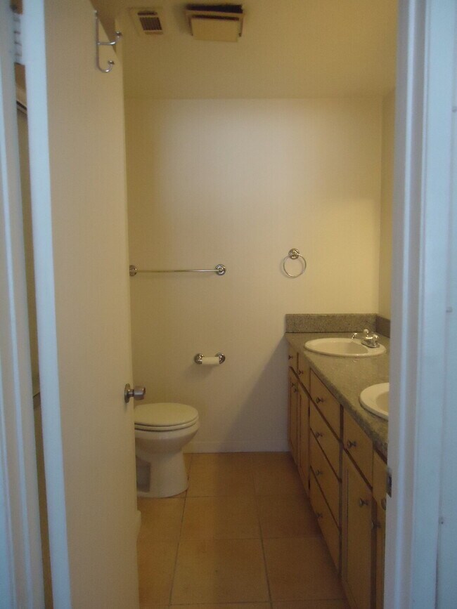 Building Photo - "Discover Coastal Living: Spacious 3-Bed, 2-Bath Townhouse