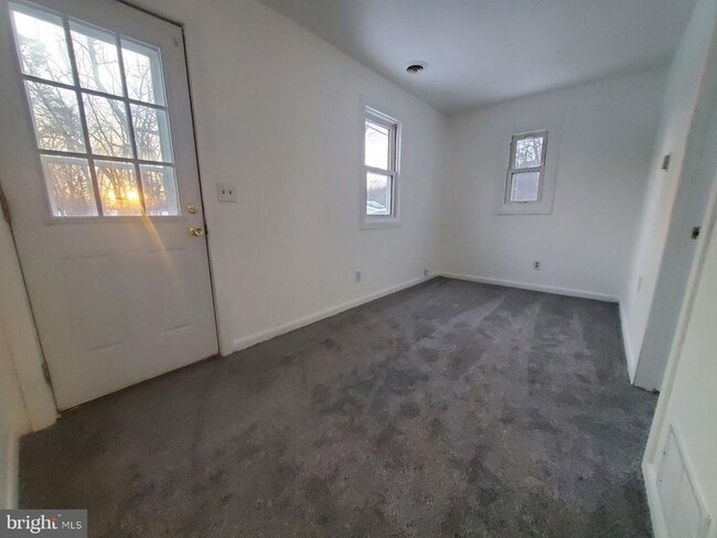 Building Photo - 72 Peony St