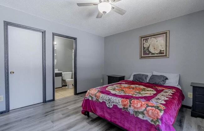 Building Photo - 3 bedroom, 2 bath home: The Highlands!
