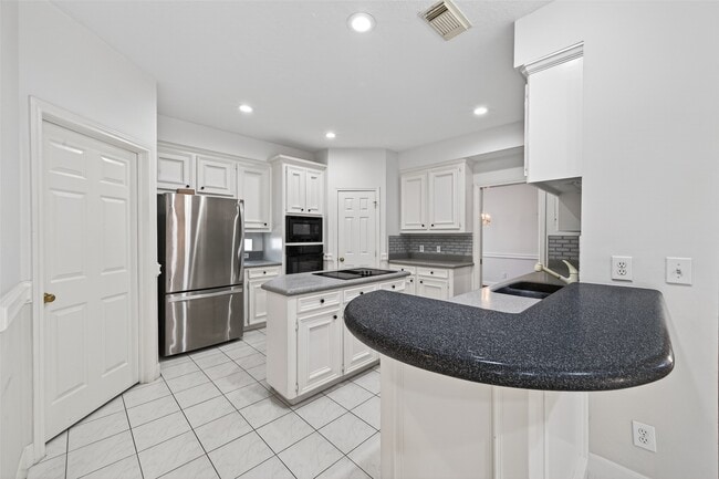 Building Photo - 8023 Oakwood Hollow St