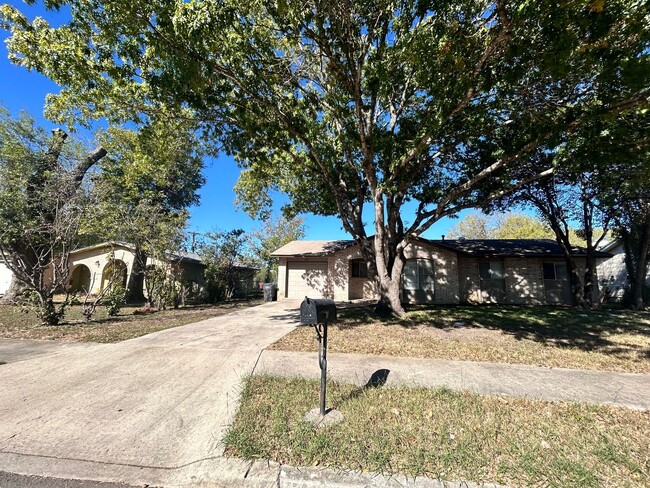 Building Photo - CUTE 3 BEDROOM HOME FEATURING 2 LIVING ARE...