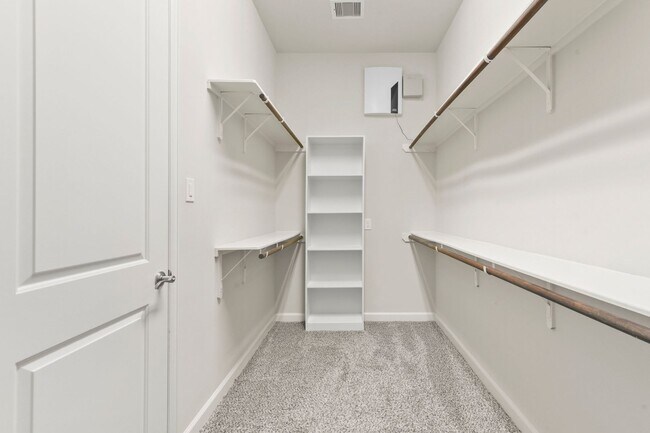 Building Photo - Elegant 3-Bedroom Home in Gated Inner Loop...