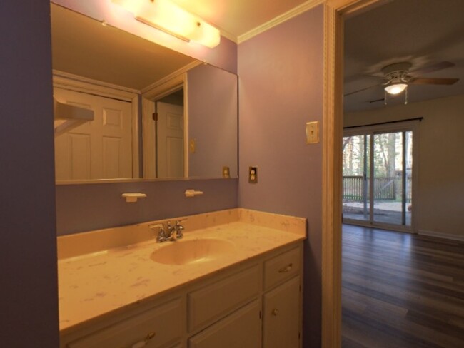 Building Photo - Beautiful 2 Bedroom 2 Bathroom Townhome Lo...