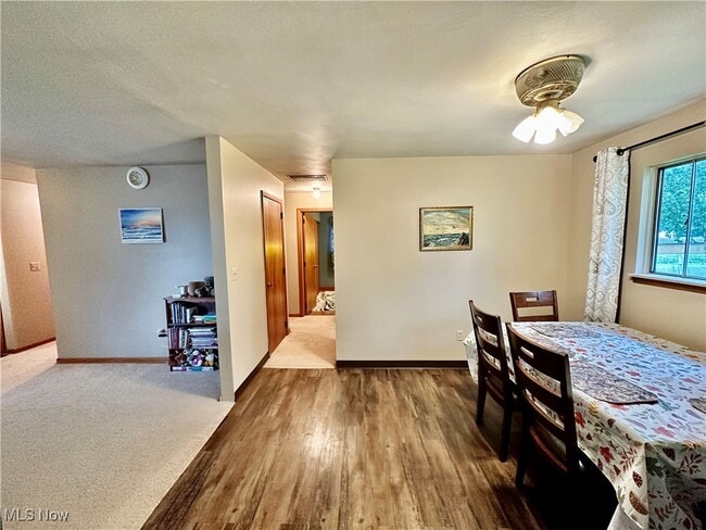 Building Photo - 1370 W Vine St