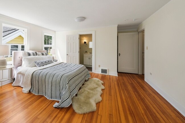 Building Photo - Charming 3BR Townhome in Seattle