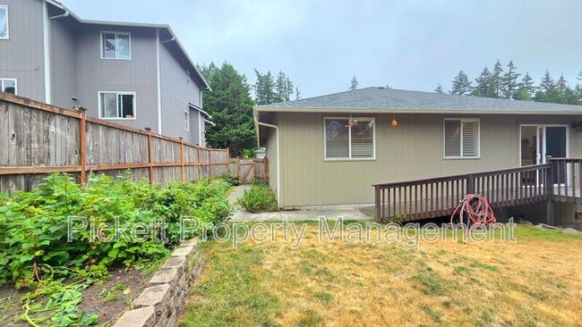 Building Photo - 1331 NE Gilmax Ln