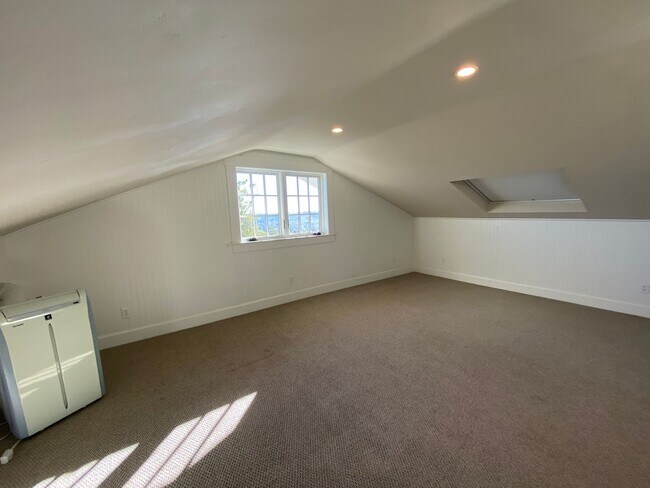 Building Photo - Enchanting 1-Bedroom, 1-Bath Oasis with Stunning Views