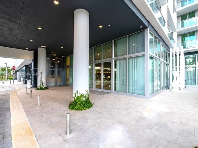 Building Photo - 2000 Metropica Wy