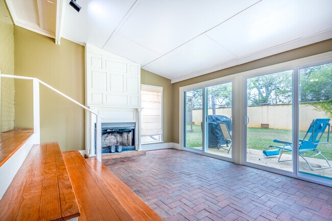 Building Photo - 1439 Glencoe Dr