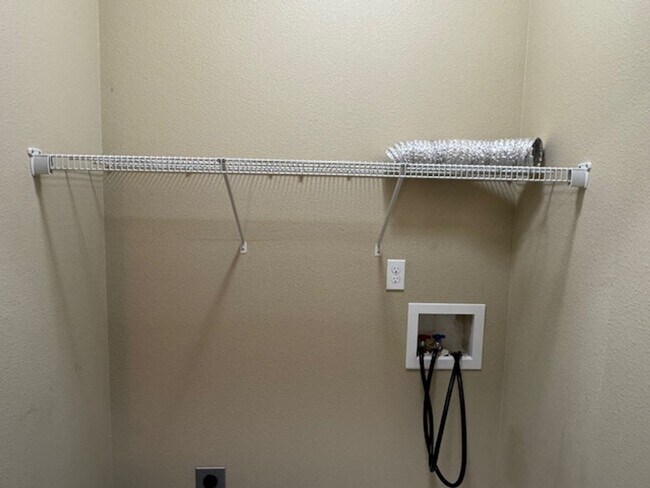 Building Photo - TOWNHOME/ 3 LEVELS W/ FENCED YARD AND GARA...