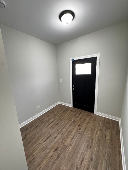 Building Photo - 6807 S Paulina St