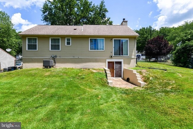 Building Photo - 12407 Lampton Ln