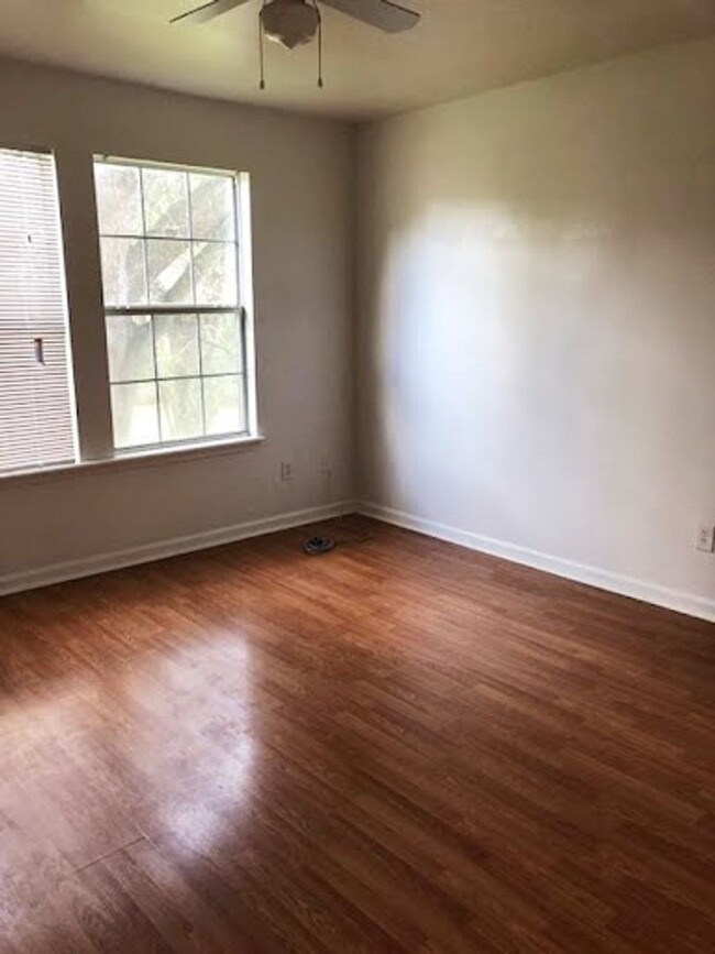 Building Photo - FOR RENT - Spacious 3BR/3BA Townhome!